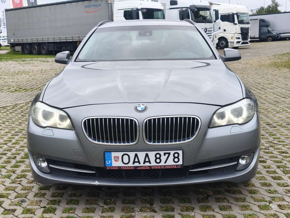 BMW 520 2010 — rear view