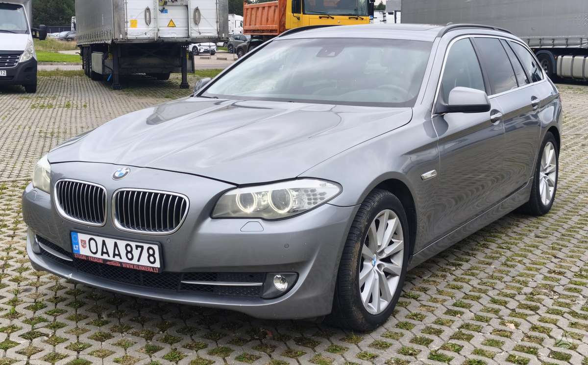 BMW 520 2010 — interior