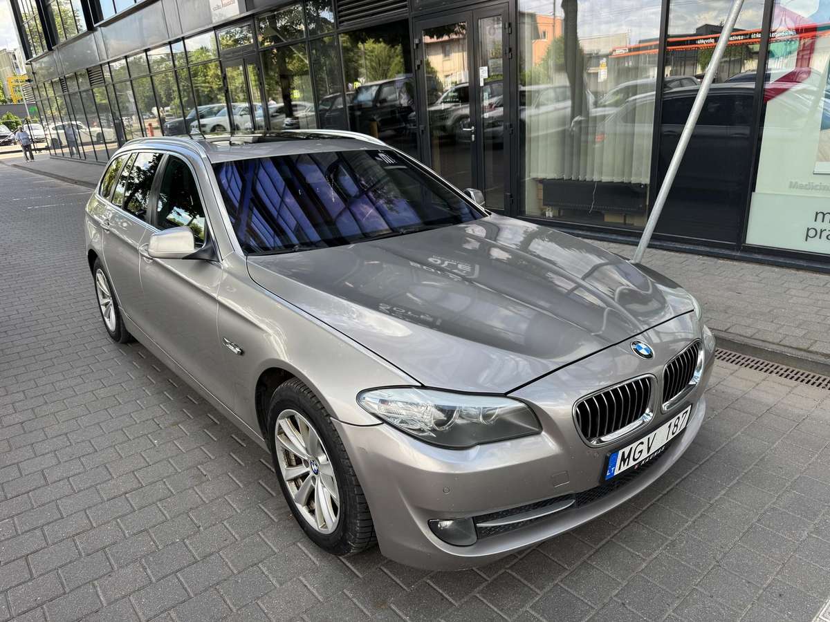BMW 520 2011 — rear view