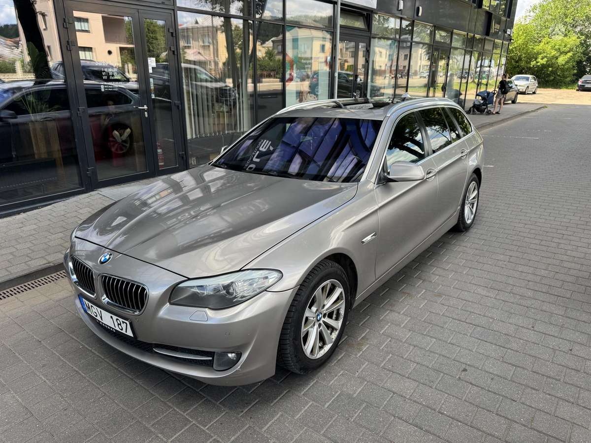 BMW 520 2011 — interior