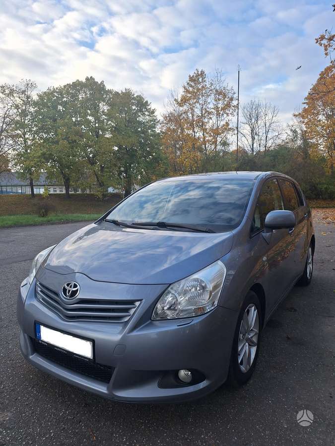 Toyota Verso 2010 — rear view