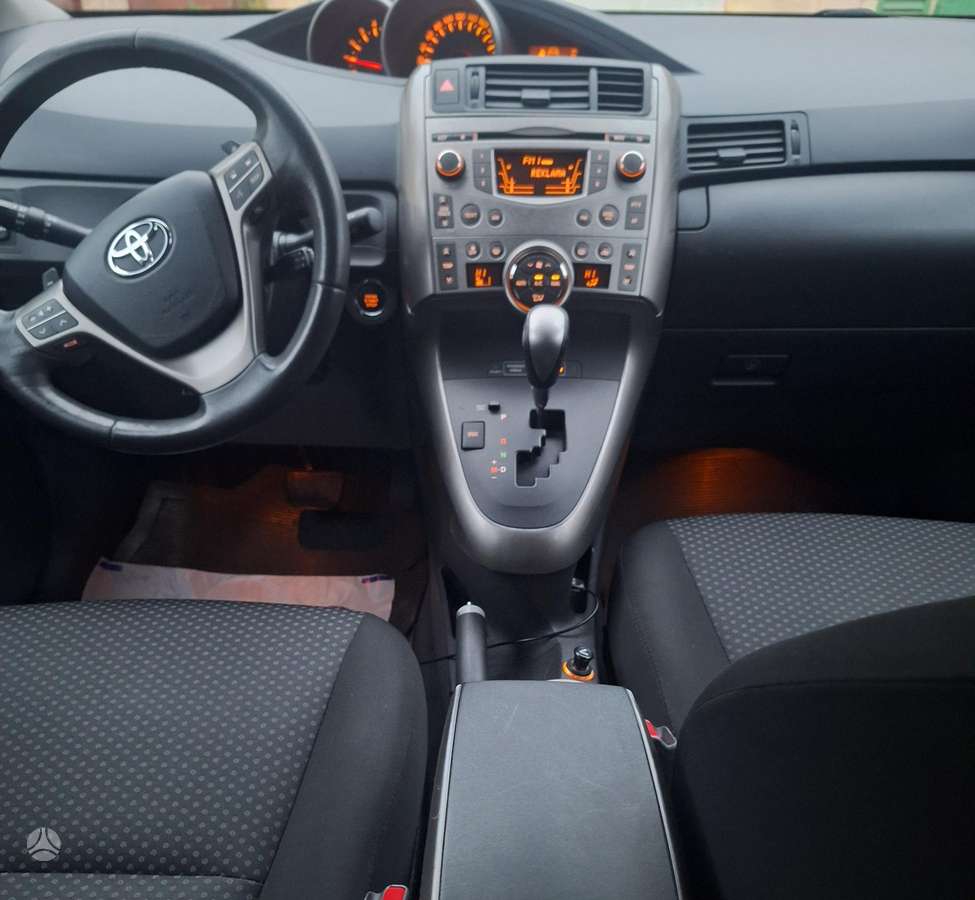 Toyota Verso 2010 — interior