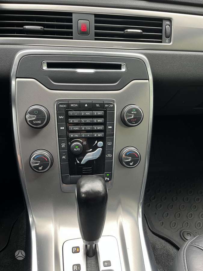 Volvo V70 2012 — photo 10