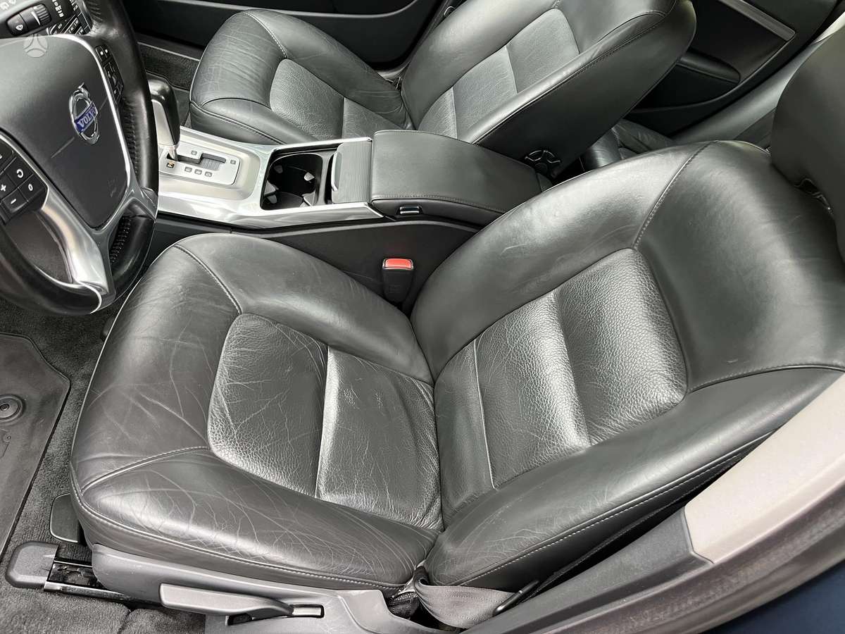 Volvo V70 2012 — photo 17