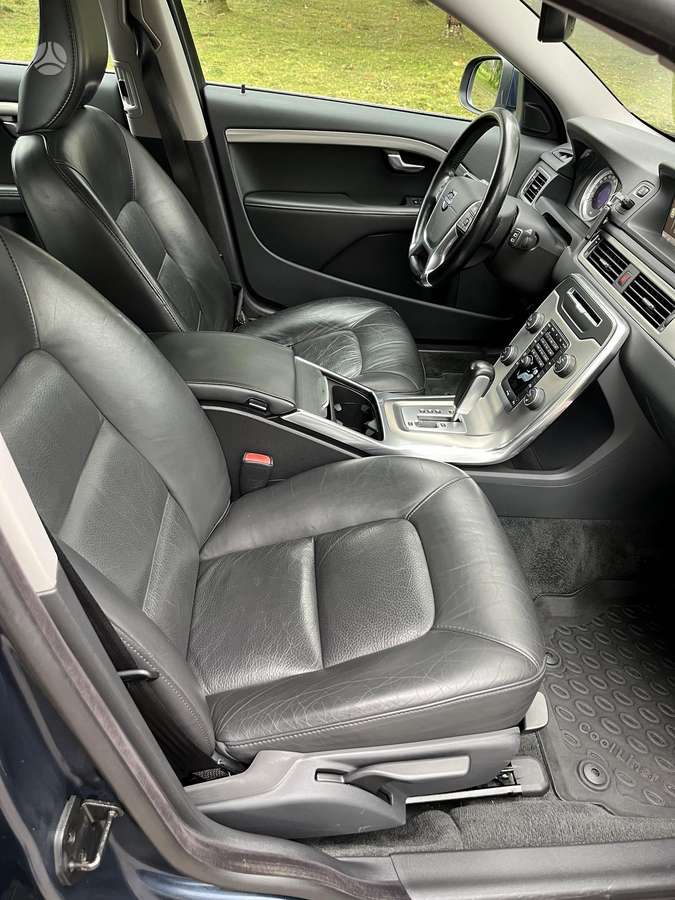 Volvo V70 2012 — photo 18