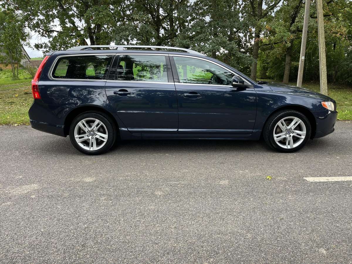 Volvo V70 2012 — rear view