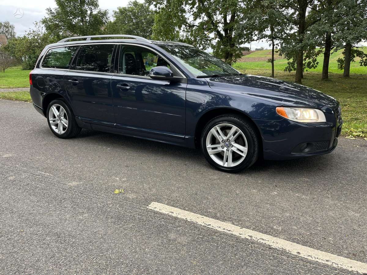 Volvo V70 2012 — interior
