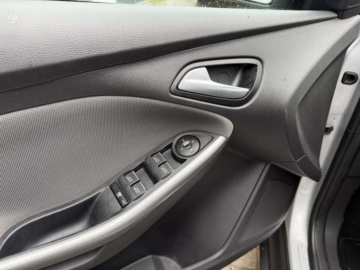 Ford Focus 2011 — photo 16