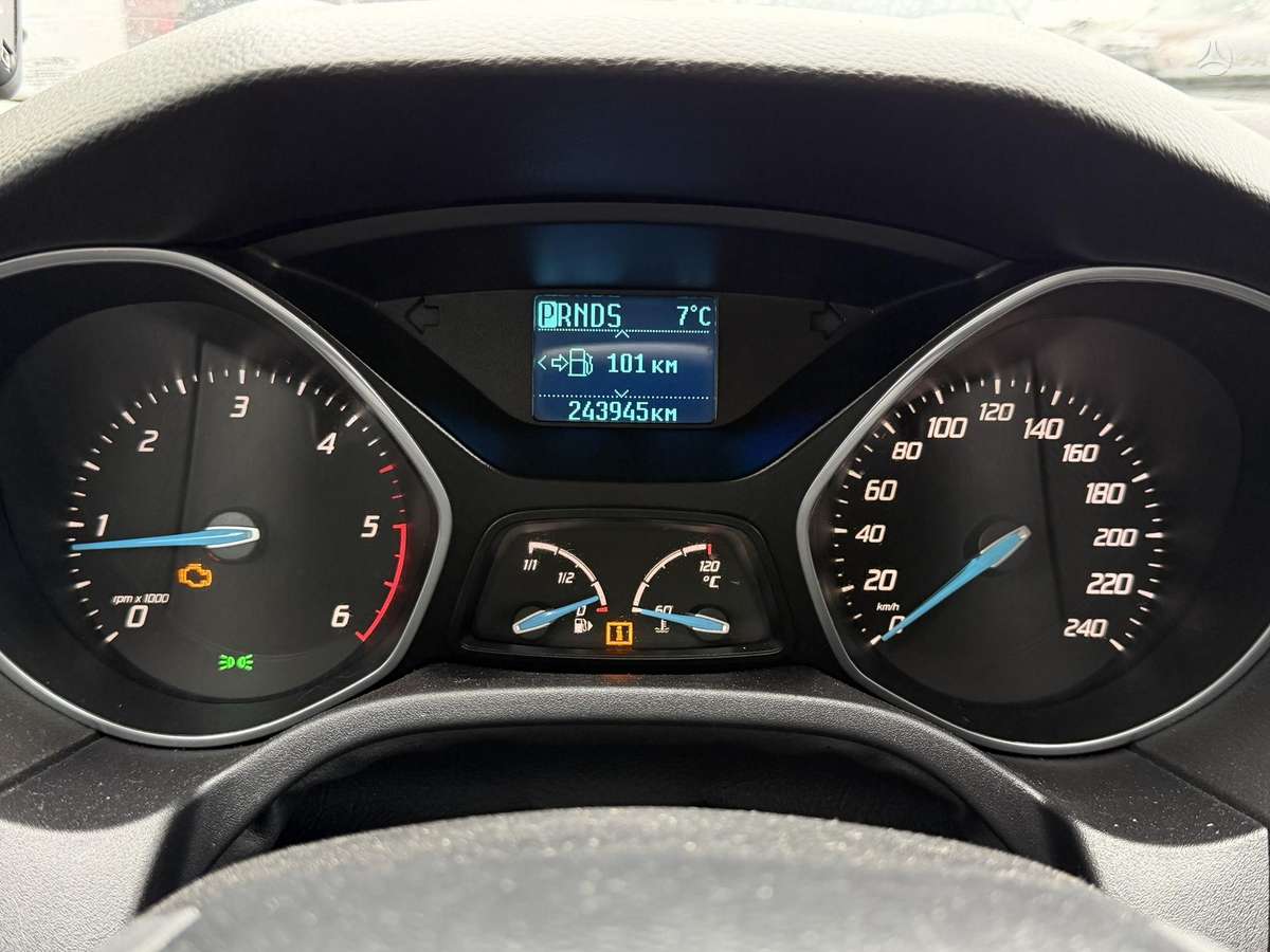 Ford Focus 2011 — photo 17
