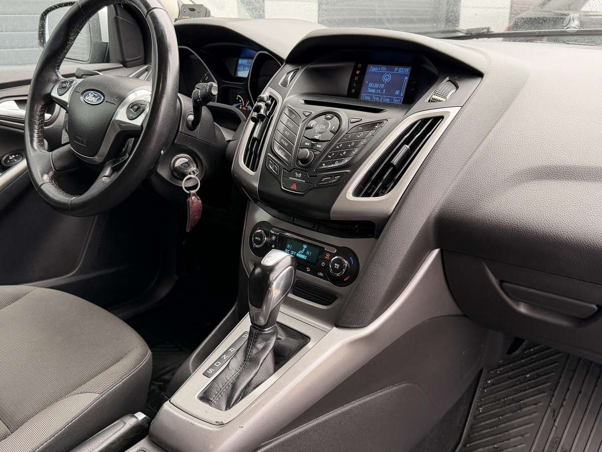 Ford Focus 2011 — photo 18