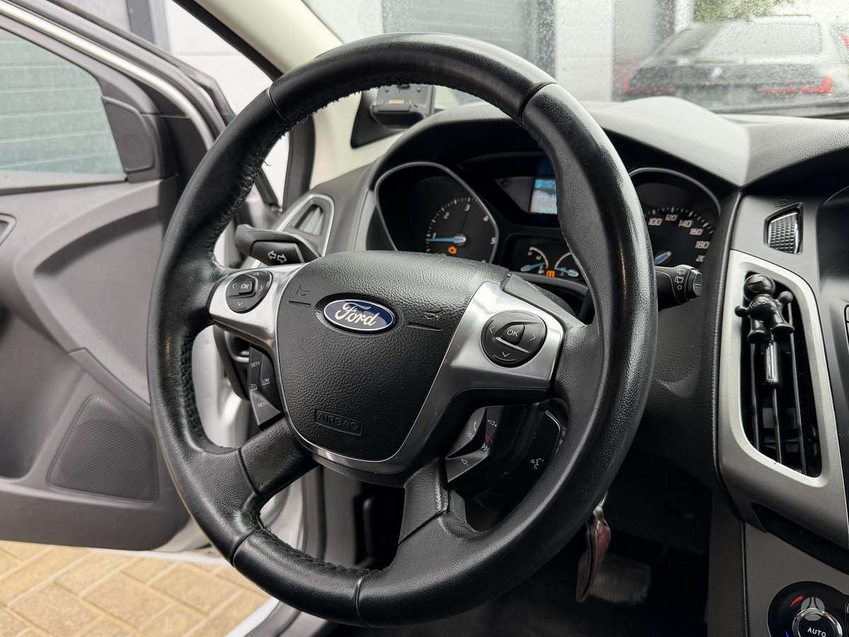 Ford Focus 2011 — photo 19