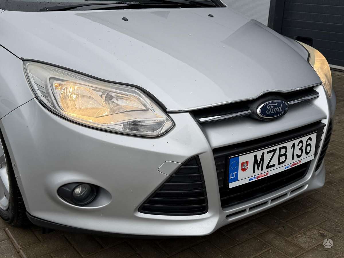 Ford Focus 2011 — rear view