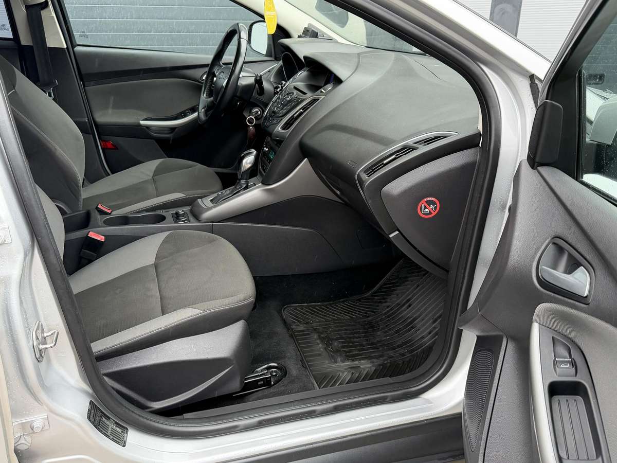 Ford Focus 2011 — photo 21