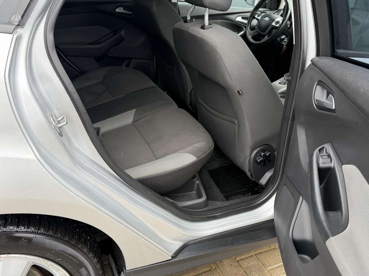 Ford Focus 2011 — photo 22