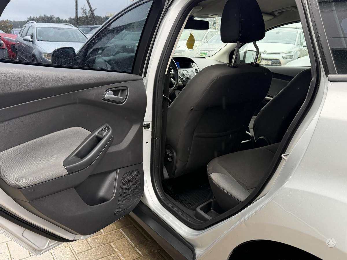 Ford Focus 2011 — photo 24