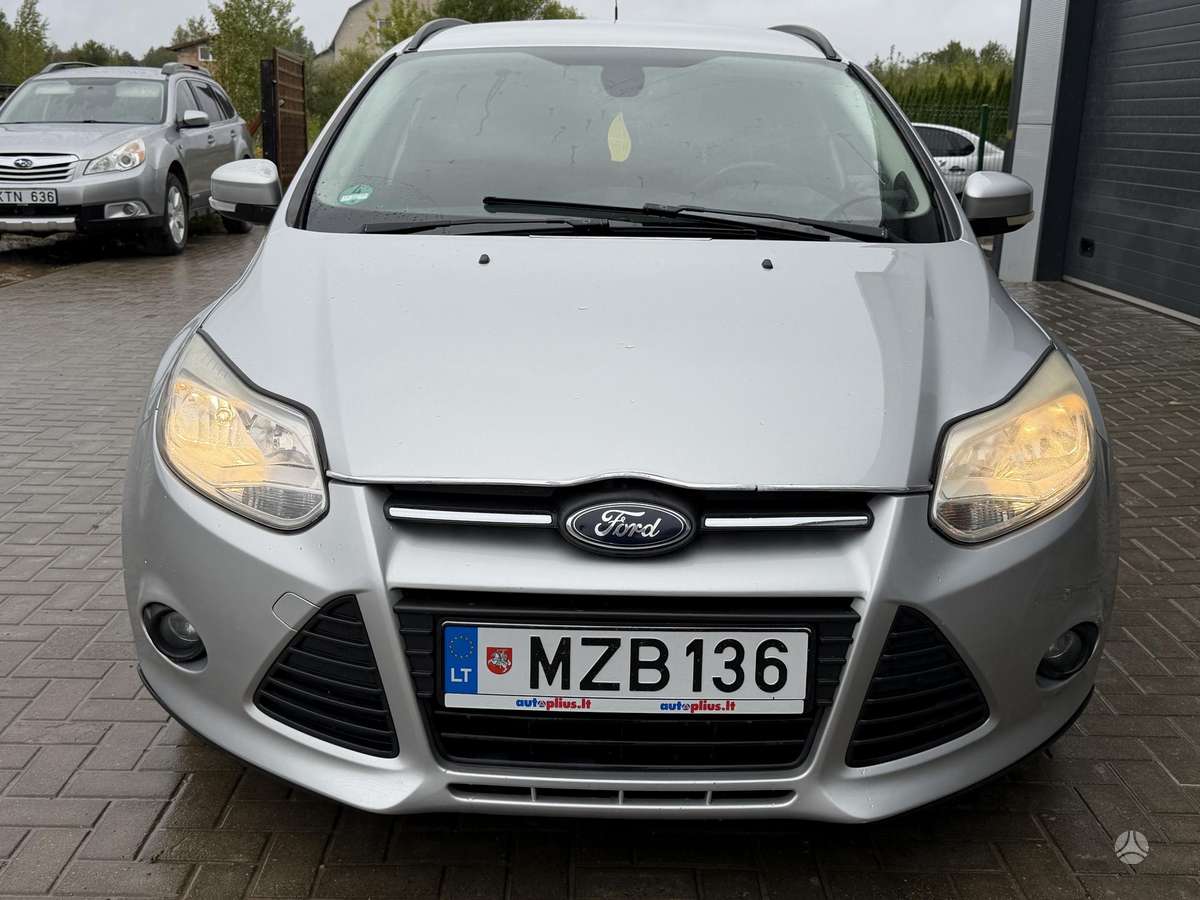Ford Focus 2011 — interior