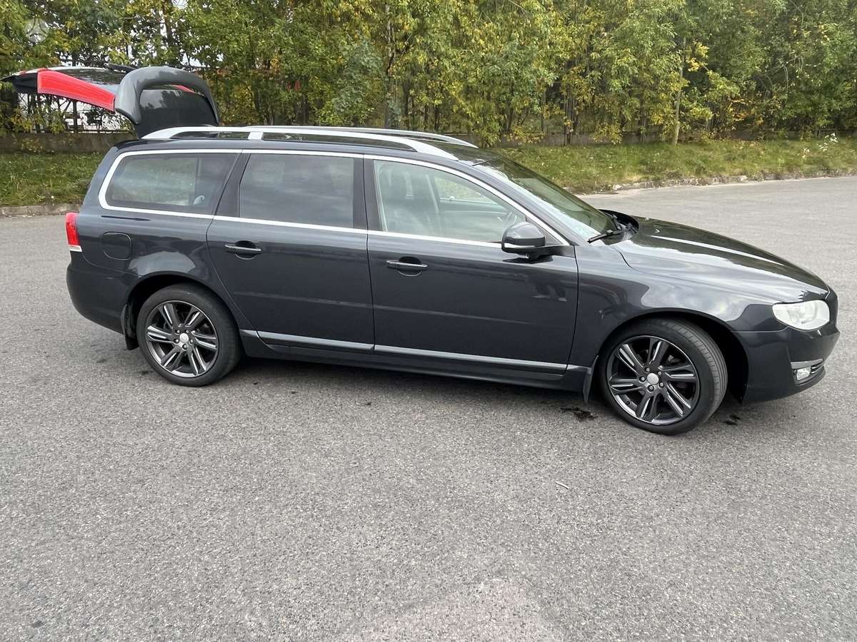 Volvo V70 2014 — rear view