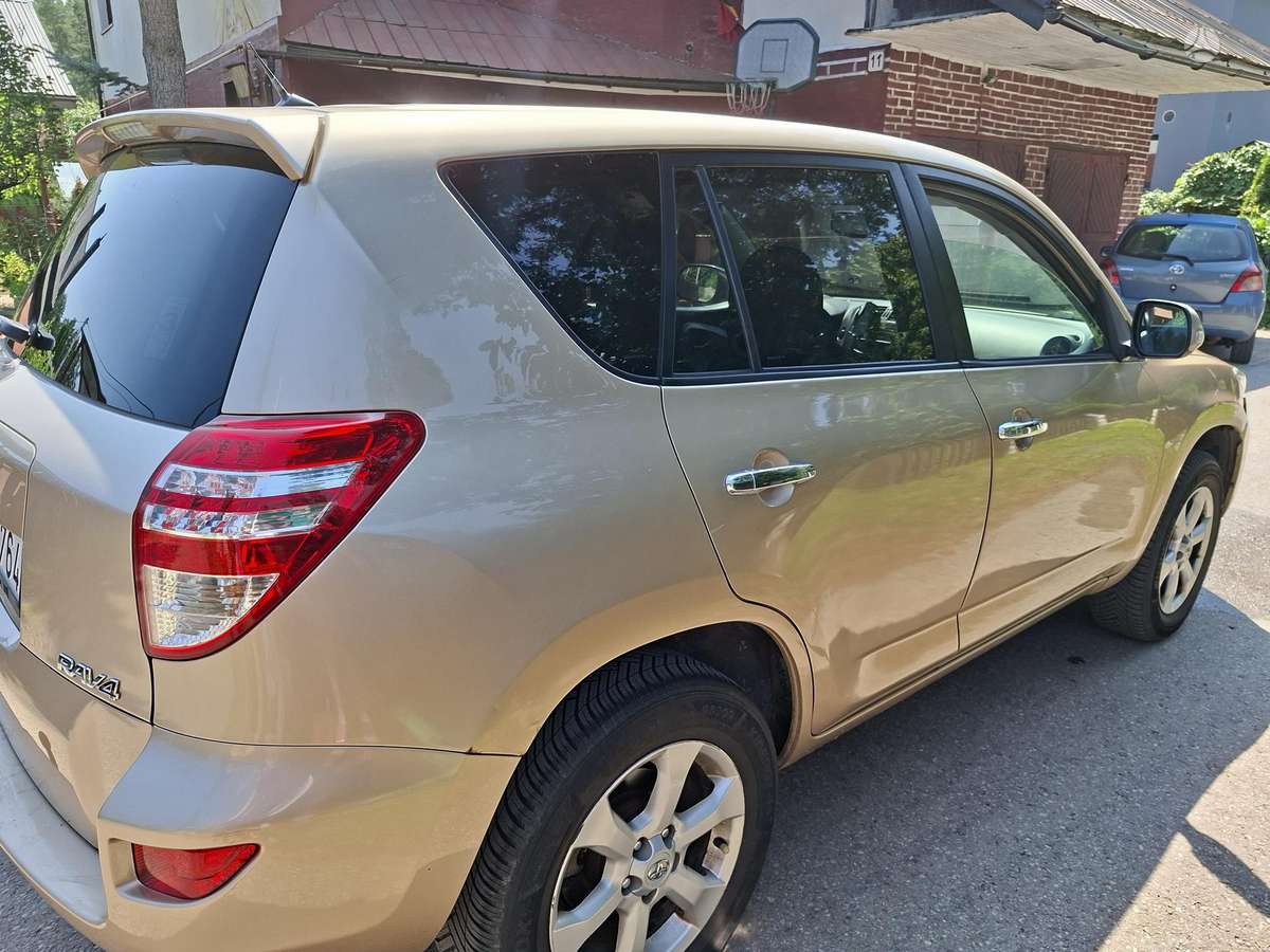 Toyota RAV4 2011 — вигляд ззаду