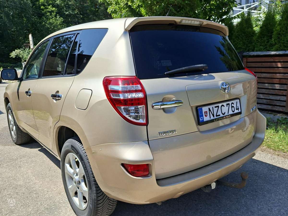 Toyota RAV4 2011 — салон
