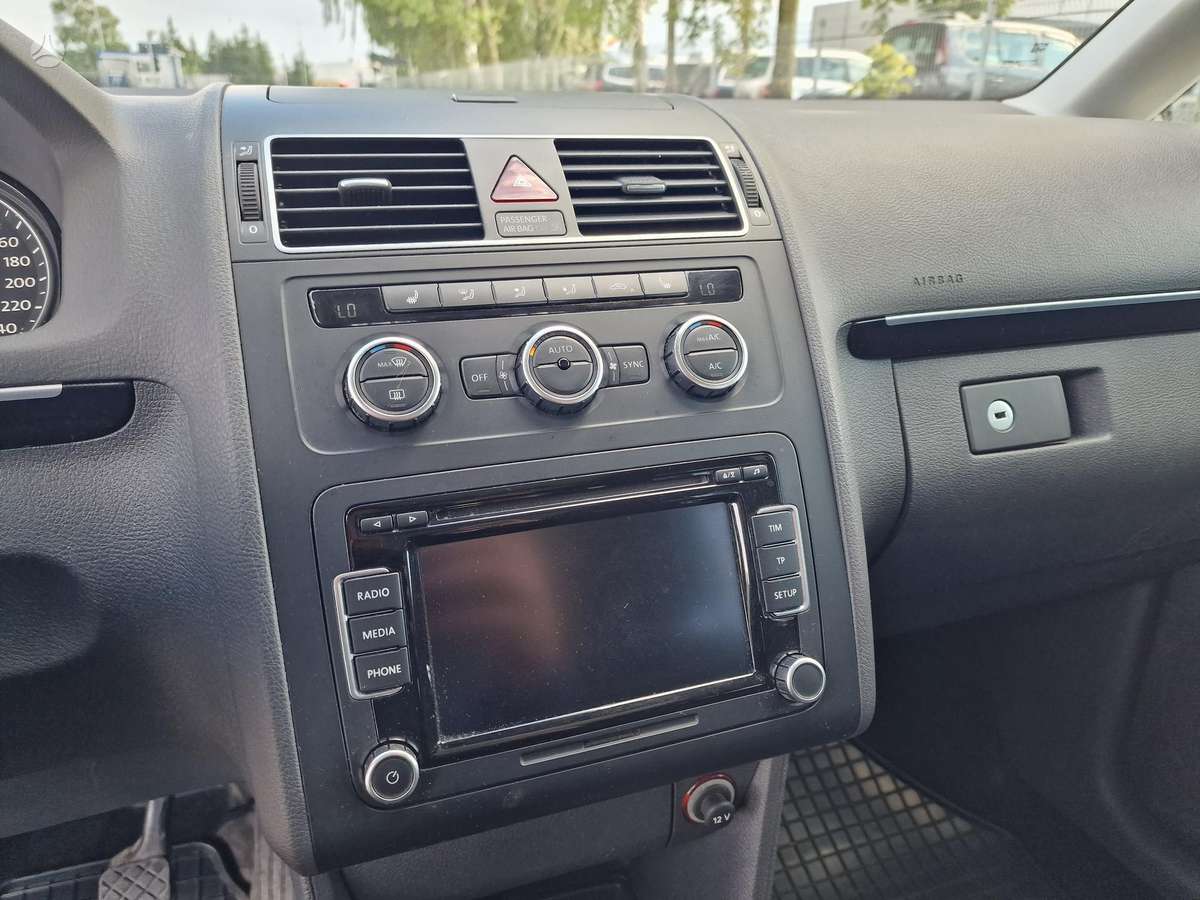 Volkswagen Touran 2012 — photo 14