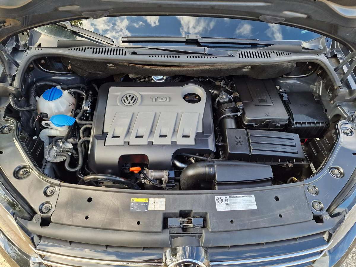 Volkswagen Touran 2012 — photo 19