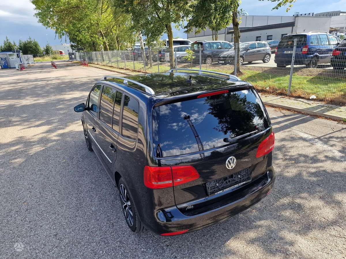 Volkswagen Touran 2012 — rear view