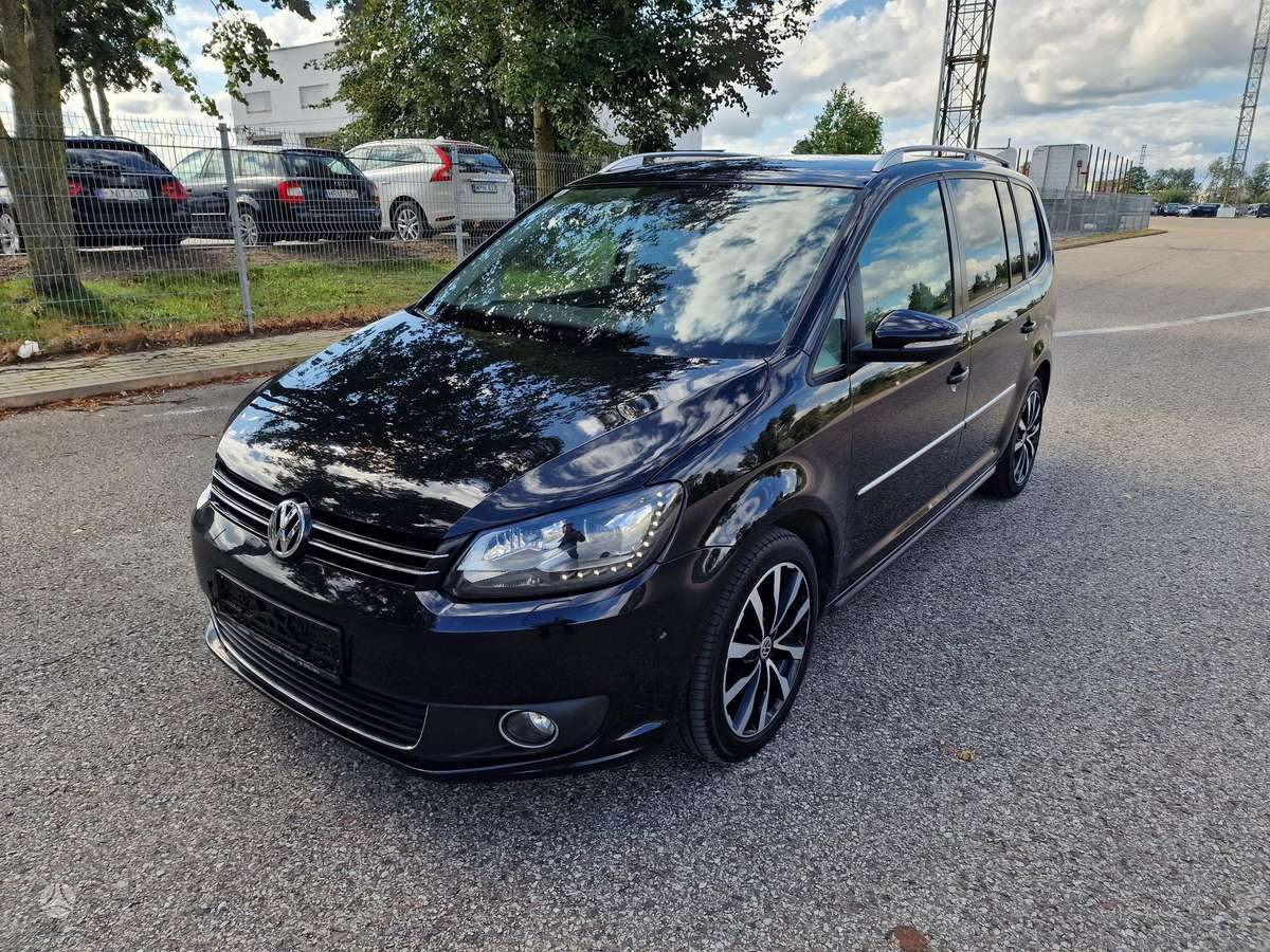 Volkswagen Touran 2012 — interior