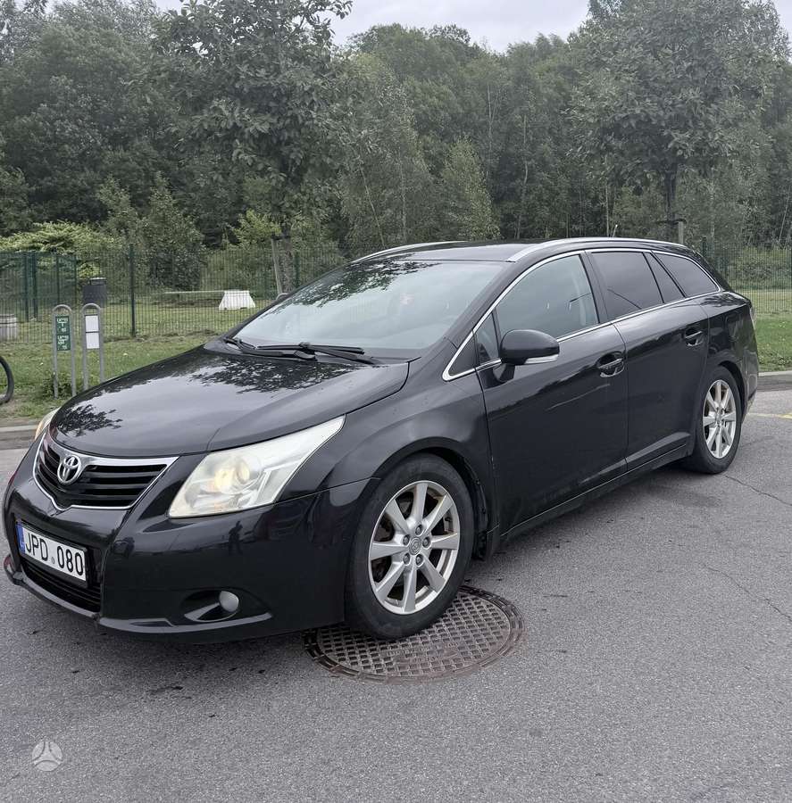 Toyota Avensis 2009 — rear view