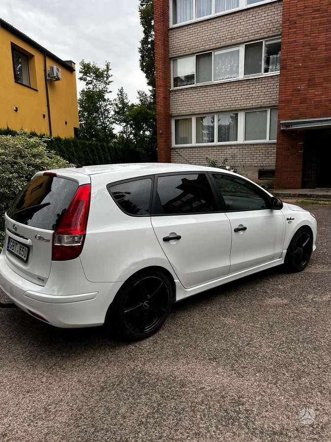 Hyundai i30 2010 — двигун 1600 cm³, 126 HP (93kW)