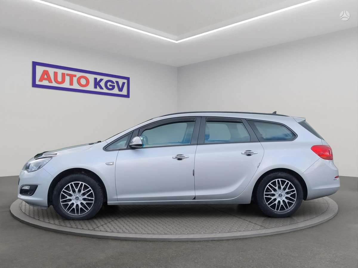 Opel Astra 2015 — rear view