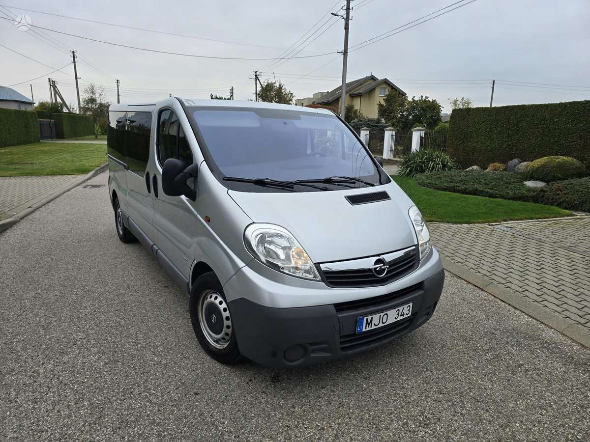 Opel Vivaro 2007 — rear view
