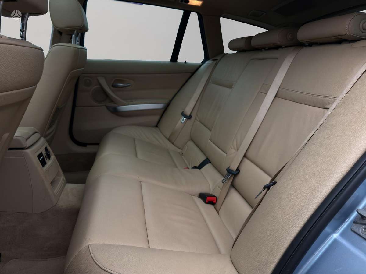 BMW 330 2010 — photo 12