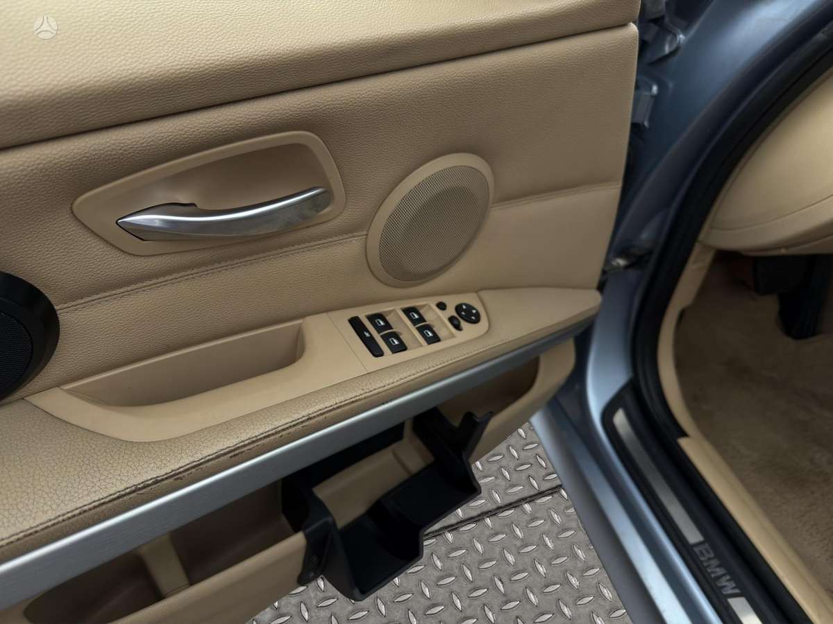 BMW 330 2010 — photo 14
