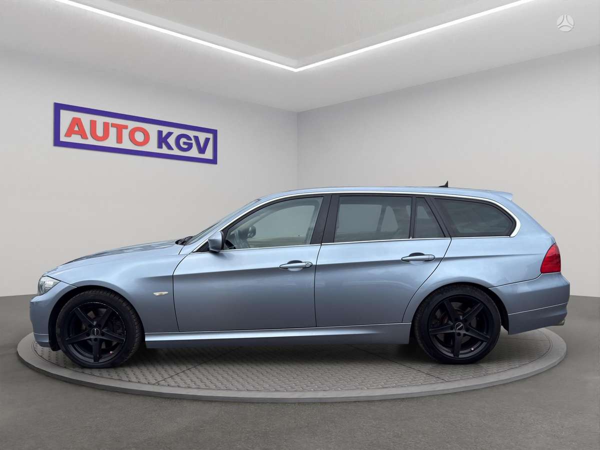BMW 330 2010 — rear view