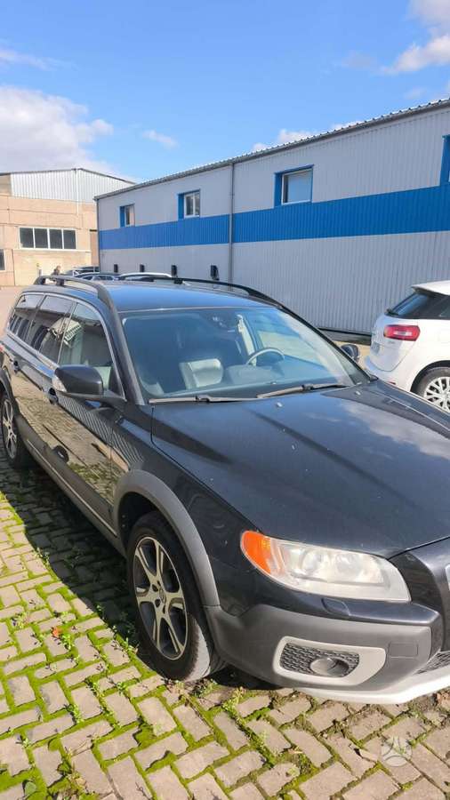 Volvo XC70 2012 — rear view