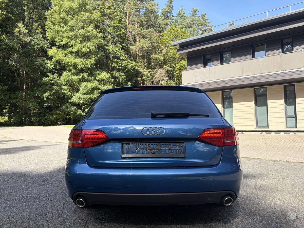 Audi A4 2011 — вигляд ззаду