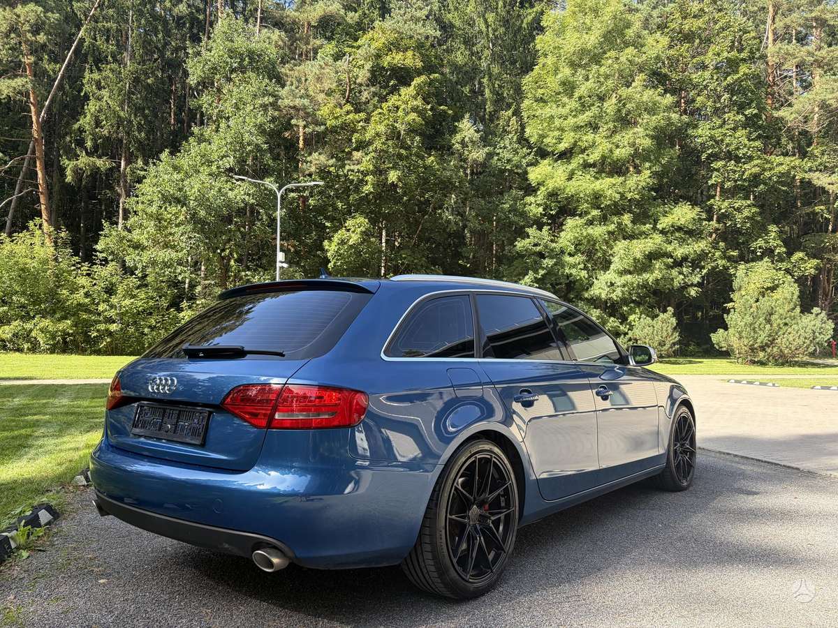 Audi A4 2011 — салон