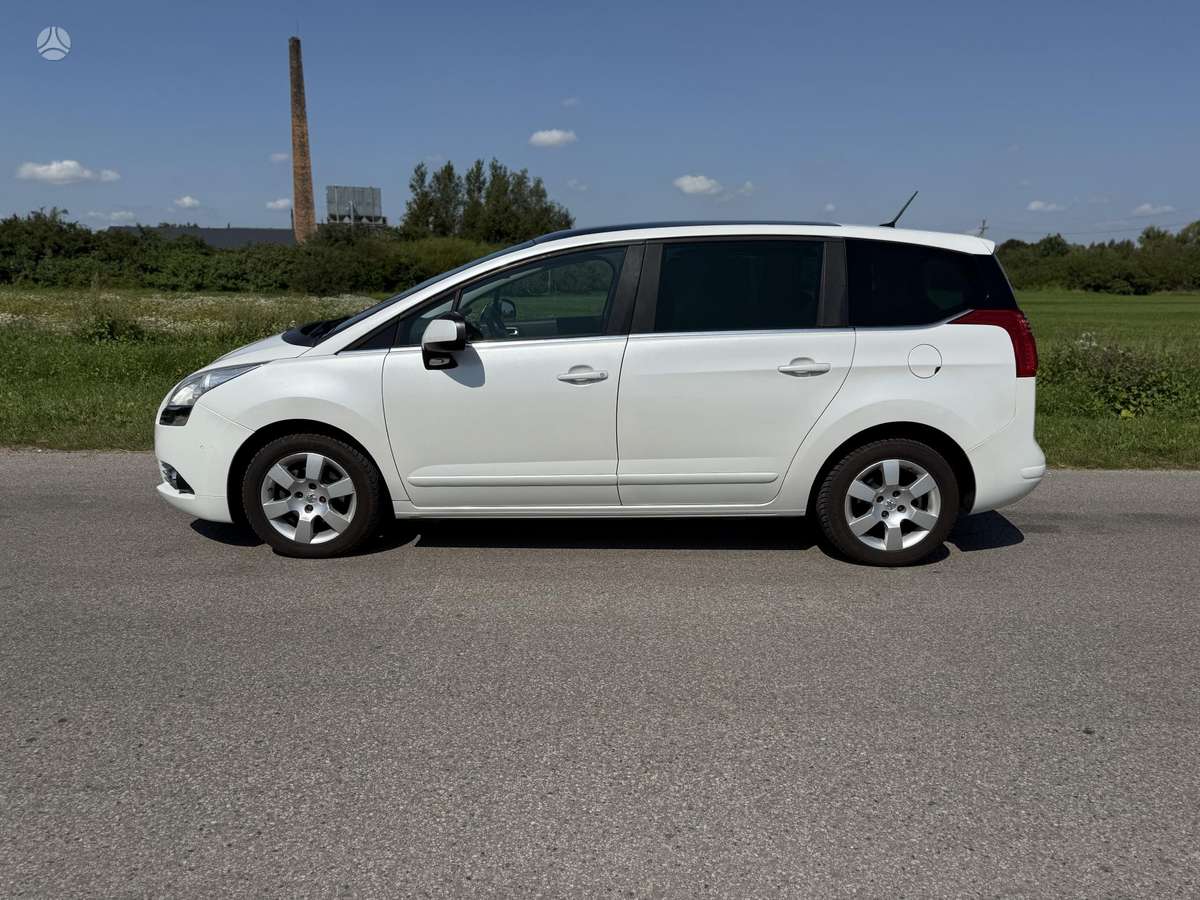 Peugeot 5008 2013 — interior