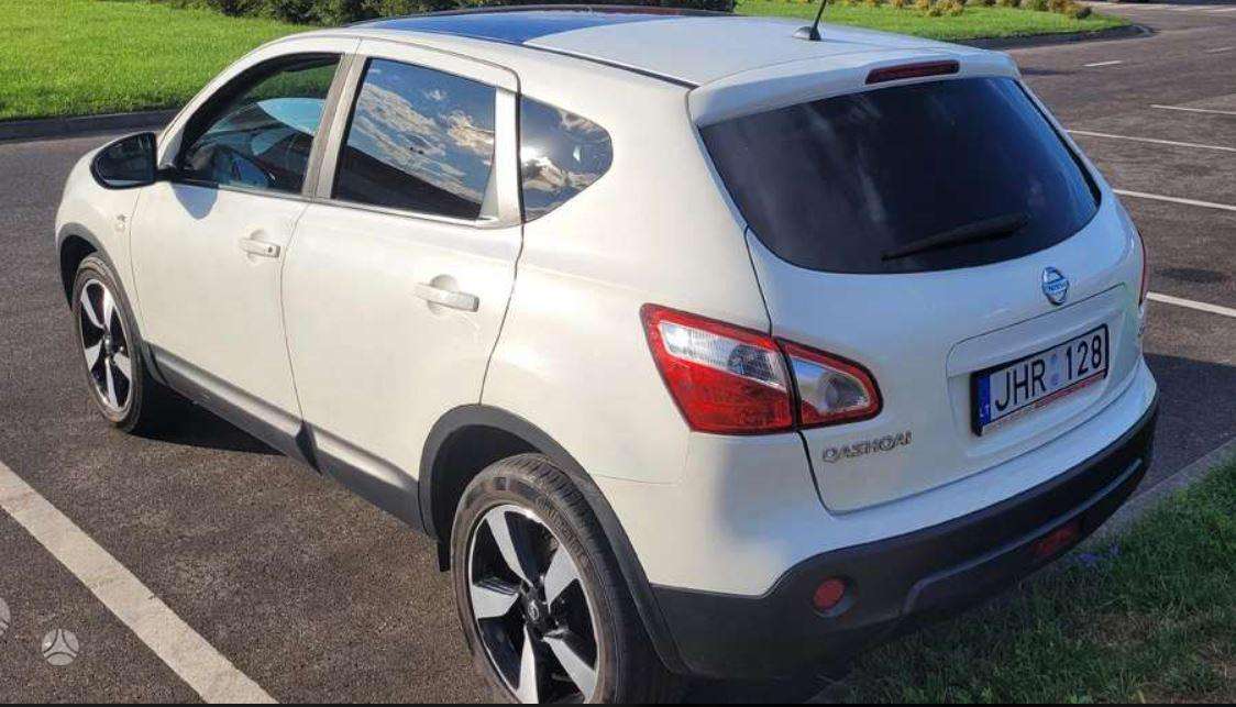 Nissan Qashqai 2012 — interior