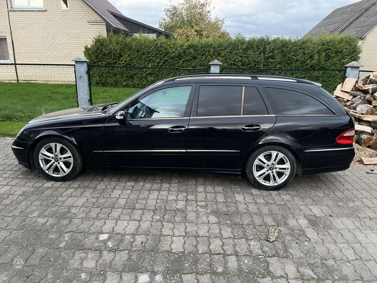 Mercedes-Benz E280 2005 — вигляд ззаду