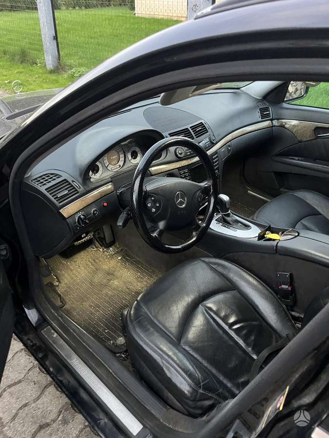 Mercedes-Benz E280 2005 — салон