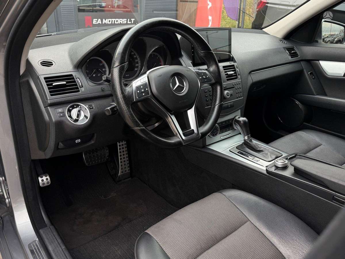Mercedes-Benz C200 2010 — photo 11