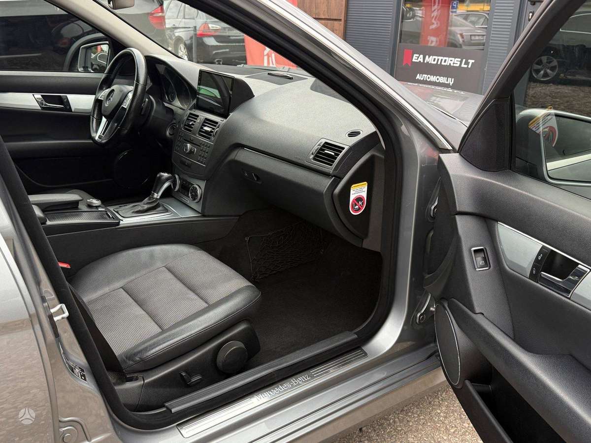 Mercedes-Benz C200 2010 — photo 14