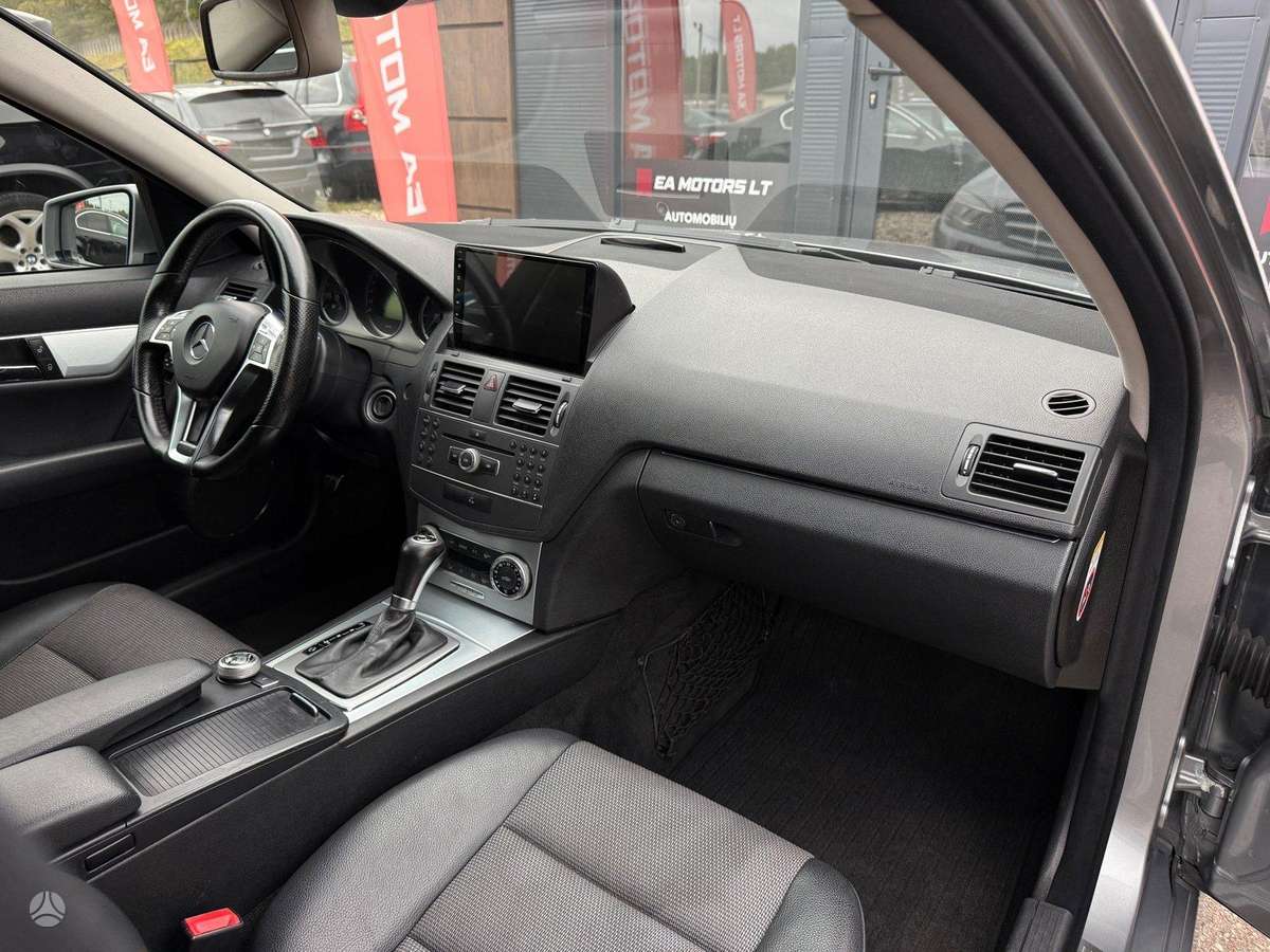 Mercedes-Benz C200 2010 — photo 15