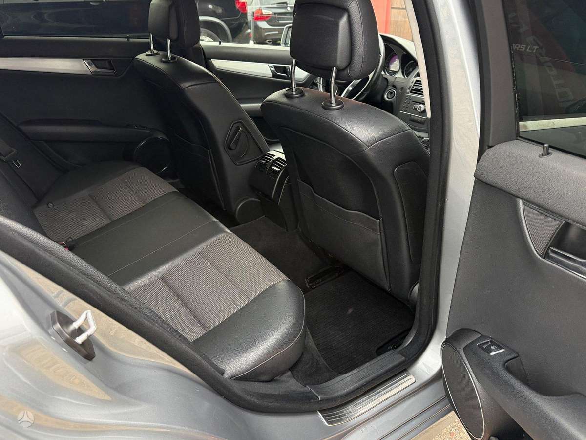 Mercedes-Benz C200 2010 — photo 16