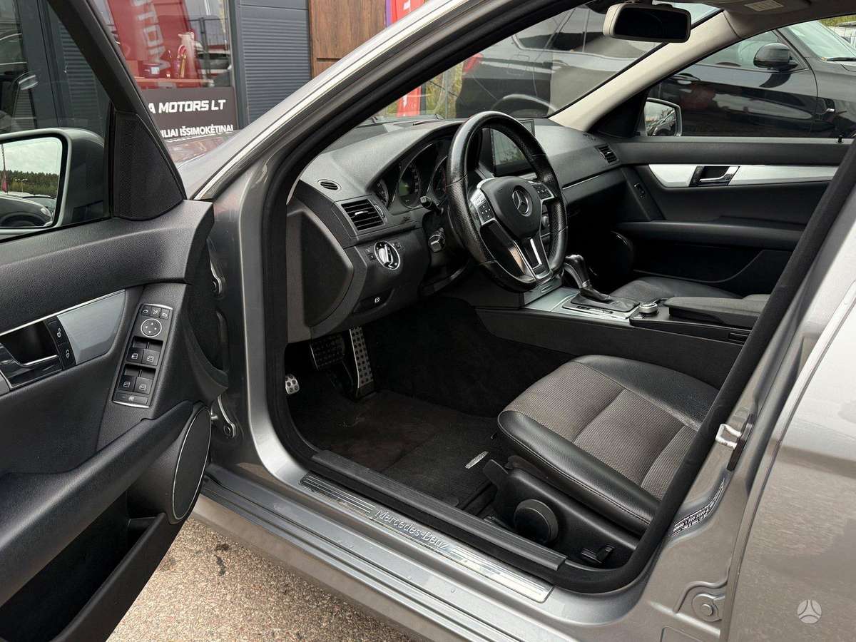 Mercedes-Benz C200 2010 — photo 9