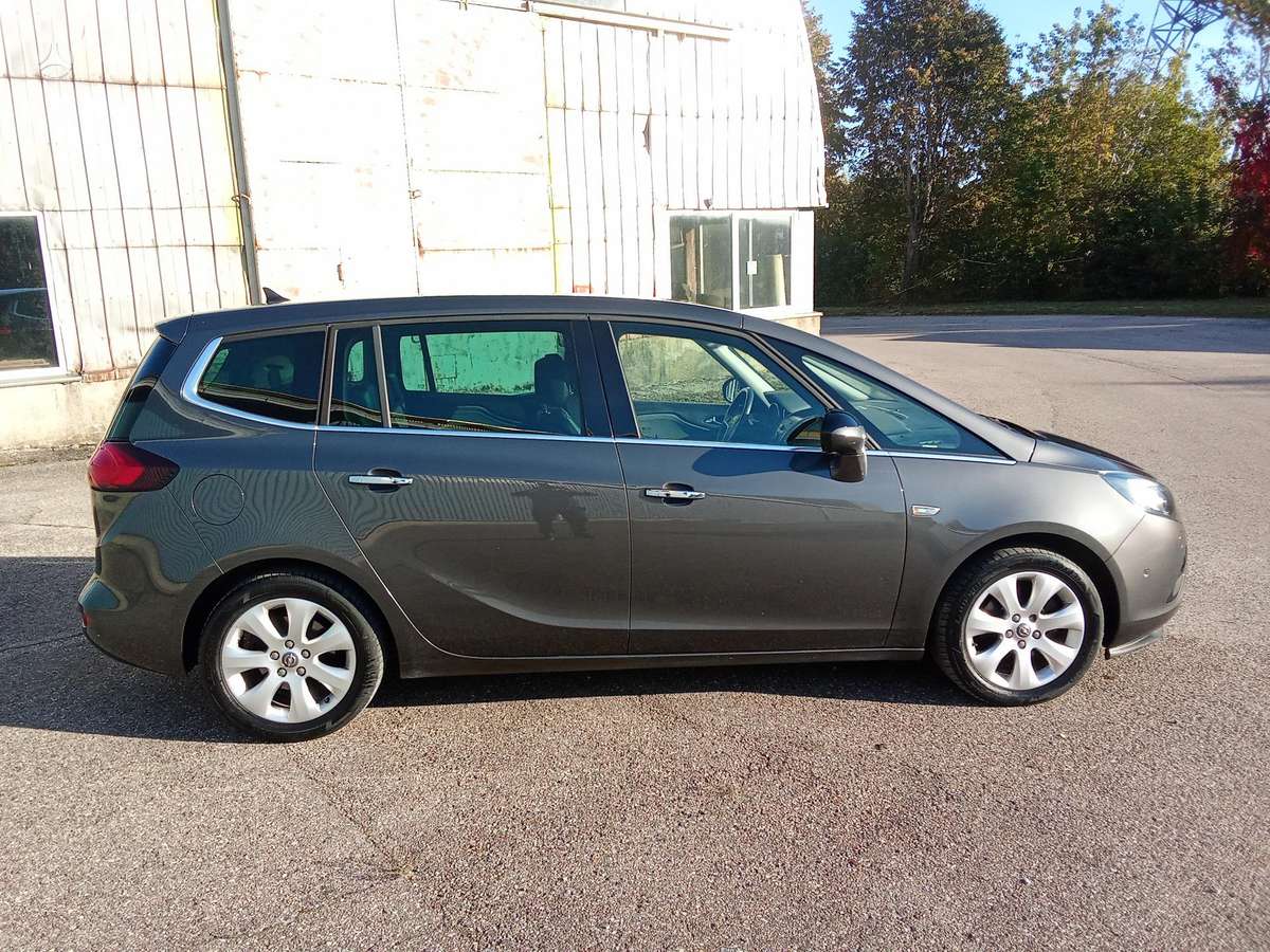 Opel Zafira 2013 — rear view
