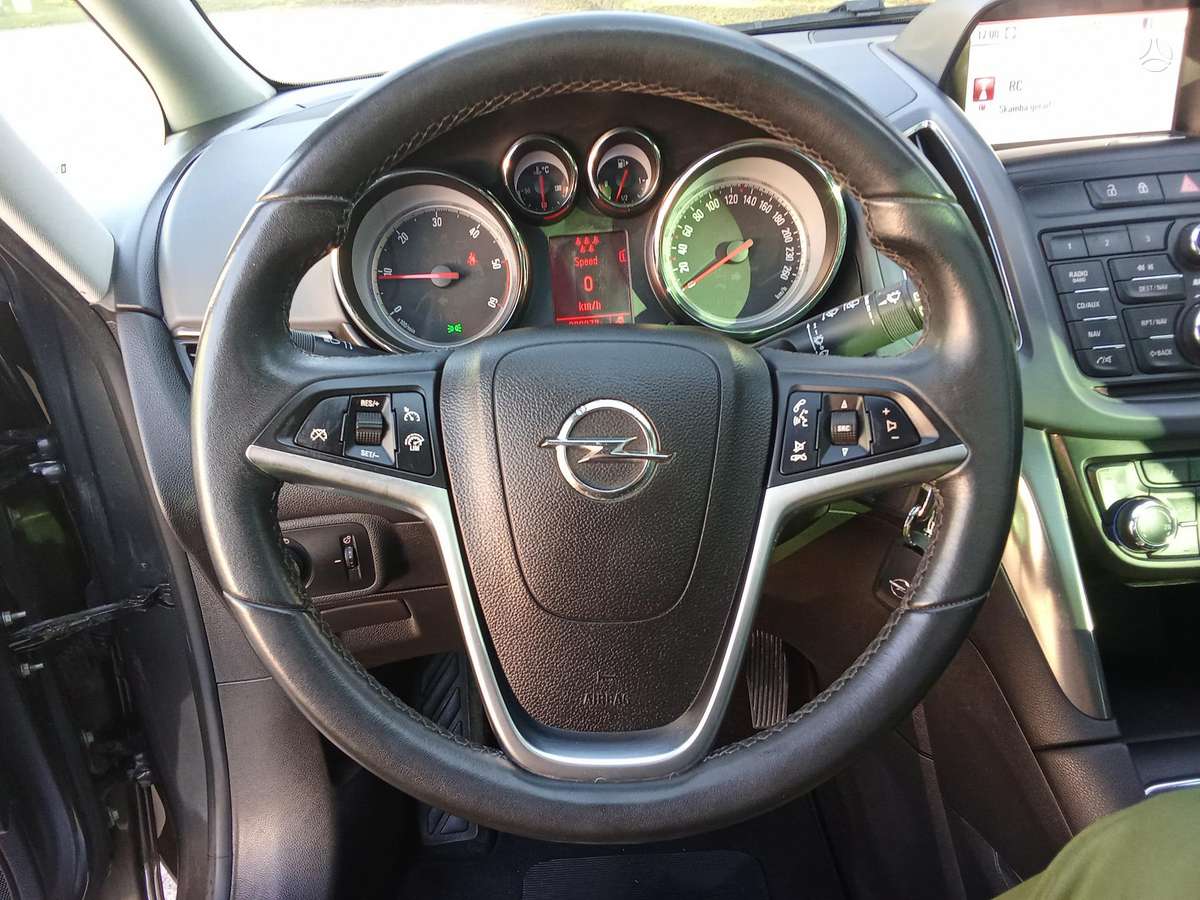 Opel Zafira 2013 — photo 34