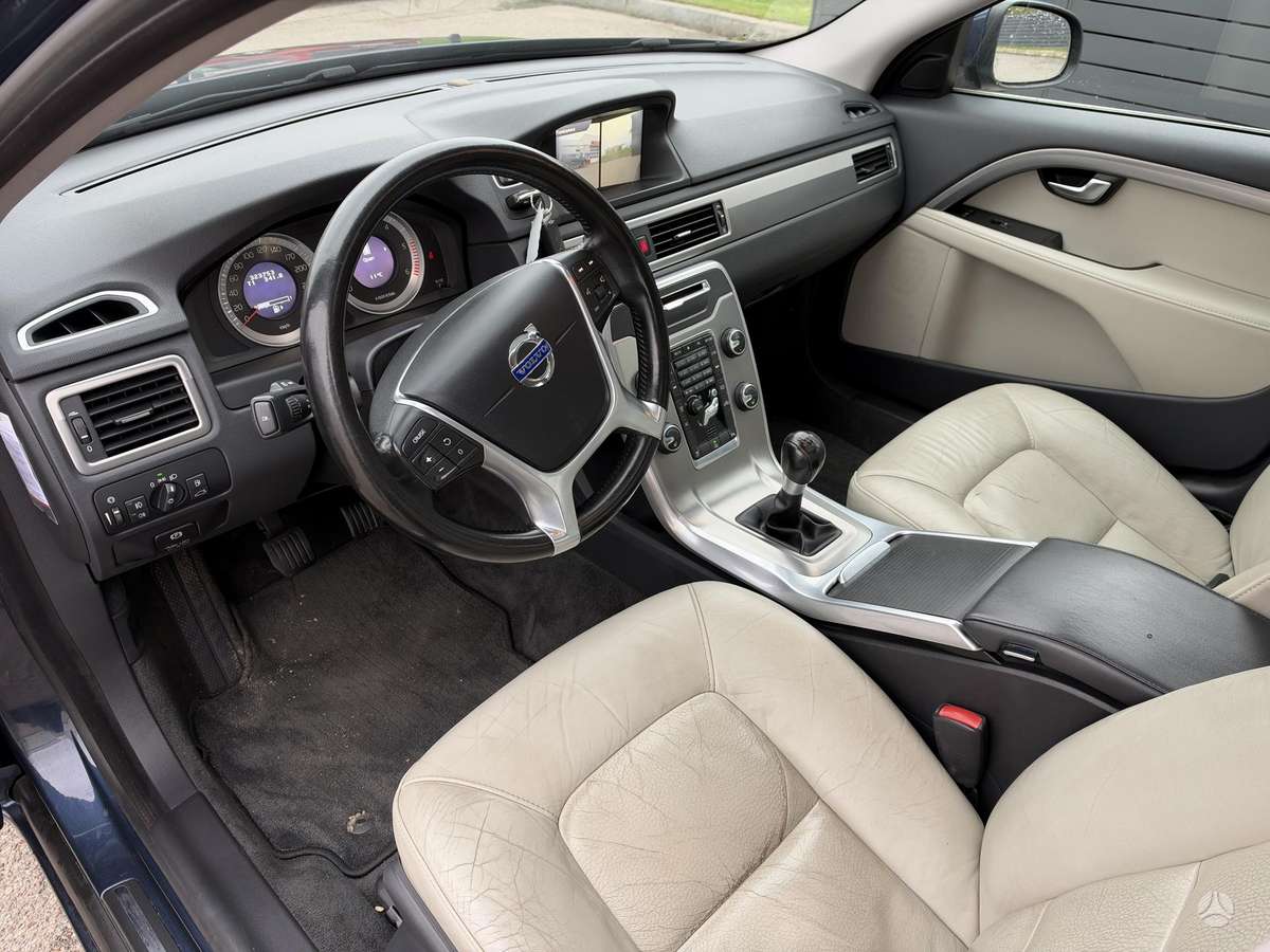 Volvo V70 2012 — photo 11