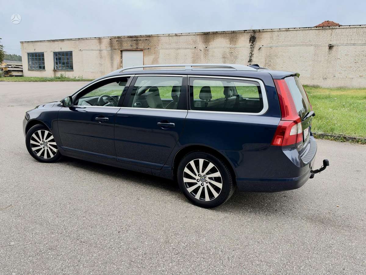Volvo V70 2012 — rear view